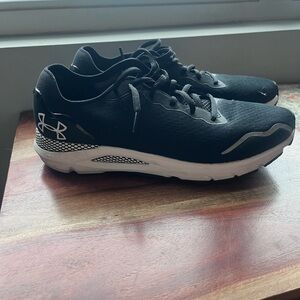 Like new men’s under armor sneaker.